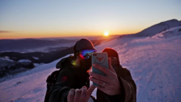 Пара, делающая селфи в зимних горах — стоковое видео
