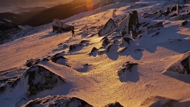 Prachtige zonsondergang op de top van de Jasna, Chopok-berg — Stockvideo
