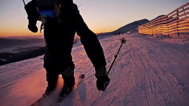 Sciatore in sella al pendio durante un bellissimo tramonto — Video Stock