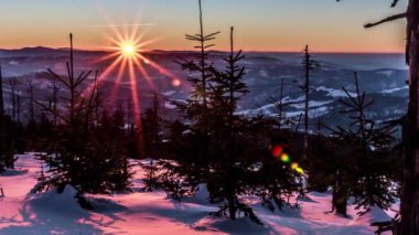 Lehçe dağlarda gündoğumu sırasında kış panorama