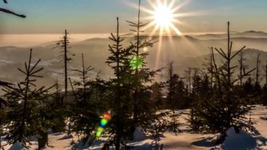 Lehçe dağlarda günbatımı sırasında kış panorama