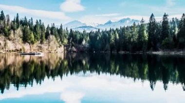 Göl İsviçre dağlarında Timelapse.