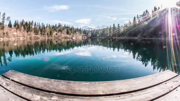 Timelapse de um lago nas montanhas suíças . — Vídeo de Stock