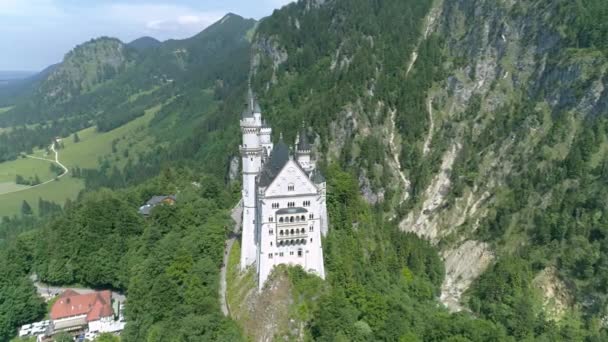 Castle in the Bavarian alps called Neuschwanstein — Stock Video