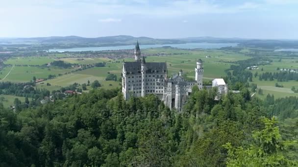 城ノイシュヴァンシュタイン城と呼ばれるババリア地方のアルプス — ストック動画