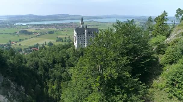 Castelo nos alpes bávaros chamado Neuschwanstein — Vídeo de Stock