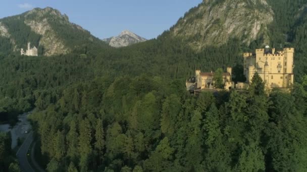Замок в Баварских Альпах под названием Гогеншвангау — стоковое видео