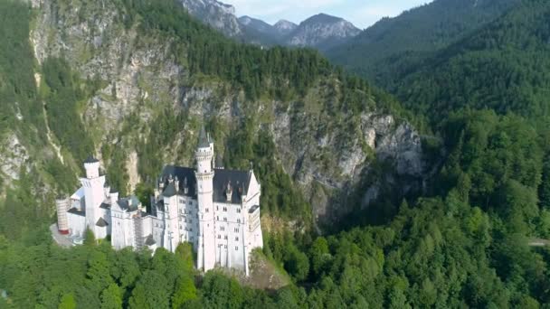 Castillo en los Alpes bávaros llamado Neuschwanstein — Vídeos de Stock