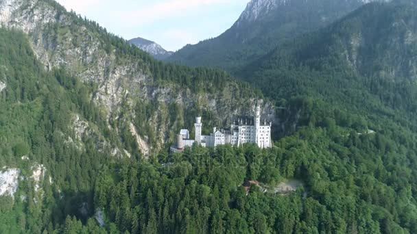 Zamek w Alpach Bawarskich, o nazwie Neuschwanstein — Wideo stockowe