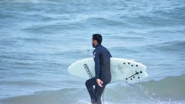 Surfista che corre nell'oceano — Video Stock