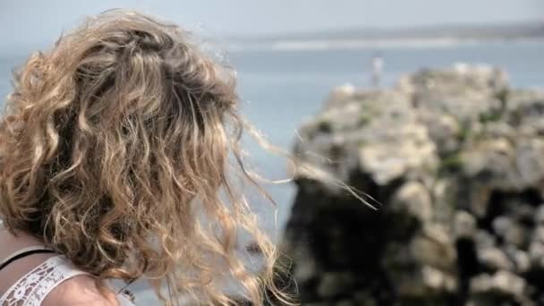 Ragazza sulla costa rocciosa del mare — Video Stock