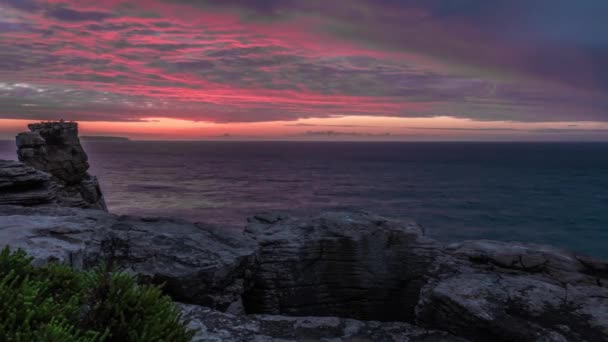 Прекрасний схід сонця на узбережжі океану — стокове відео