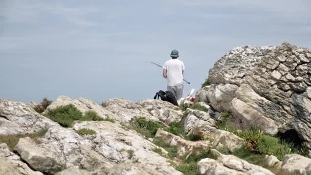 Pescador en acantilado del océano — Vídeo de stock