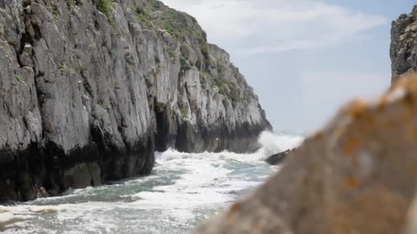 Kayalık deniz kıyısı — Stok video