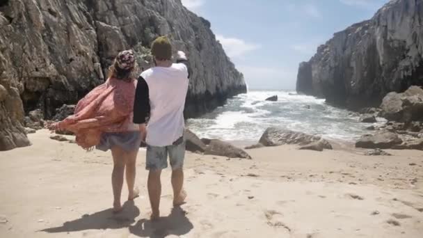 Coppia sulla spiaggia rocciosa — Video Stock