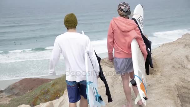 Surfistas verificando spot — Vídeo de Stock