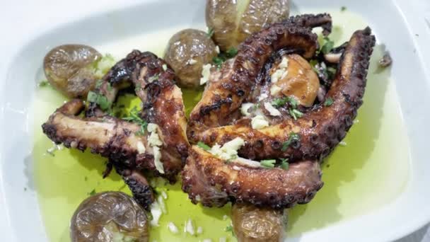 Вкусный осьминог на тарелке — стоковое видео