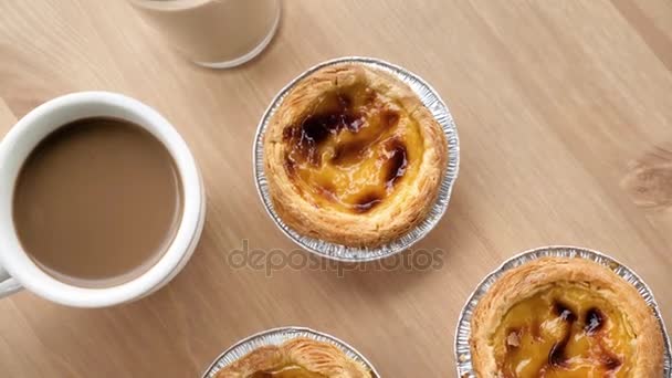 Café y galletas en la mesa — Vídeos de Stock