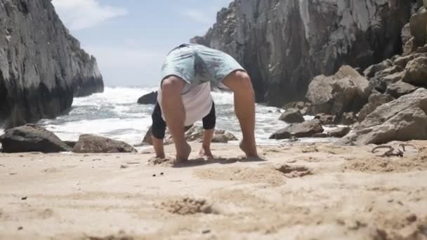 Ragazzo Esercizi in spiaggia — Video Stock