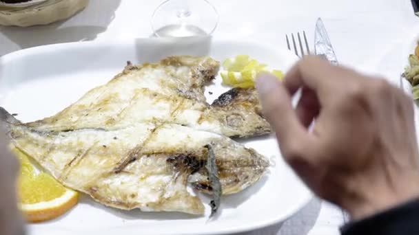 Comer peixe no restaurante — Vídeo de Stock