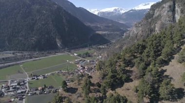 Vadi içinde belgili tanımlık geçmiş Dağları ile