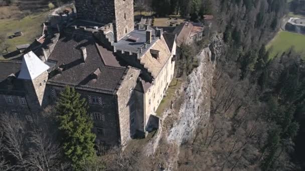 Kasteel op de klip in een vallei met bergen — Stockvideo