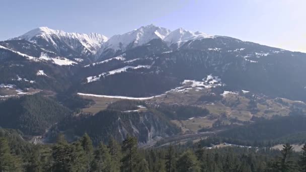 Luchtfoto beelden van een forest met bergen — Stockvideo