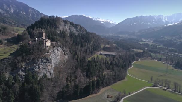 Castello sulla scogliera in una valle con montagne — Video Stock