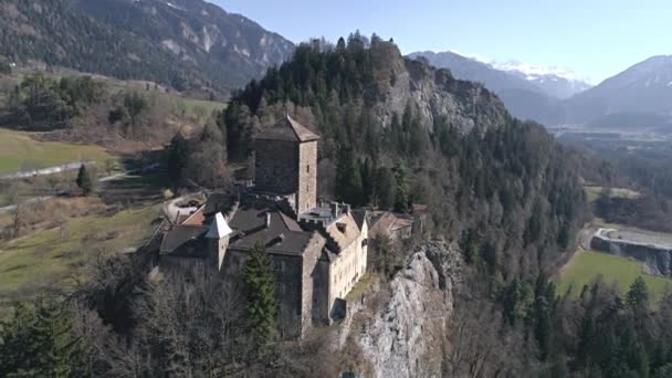 Burg auf der Klippe in einem Tal mit Bergen — Stockvideo