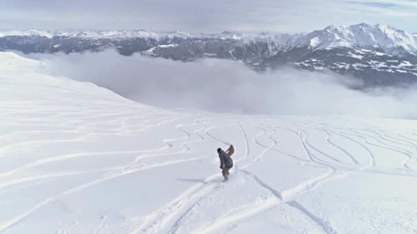 Сноубордисты спускаются с горы — стоковое видео
