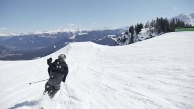 Backflip rodeo yaparken kayakçı