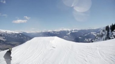 Kayakçı snowpark atlama