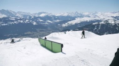 Kayakçı koşmak kar