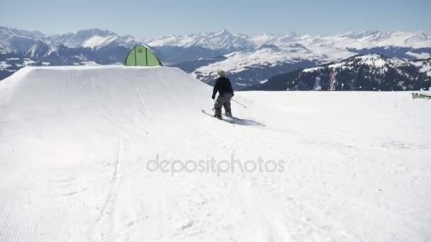 Esquiador haciendo trucos en snowpark — Vídeos de Stock