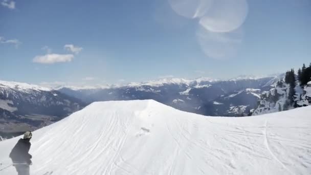 Skiër springen op snowpark — Stockvideo