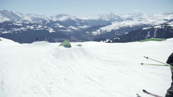 Freestyle-Skifahren im Snowpark — Stockvideo