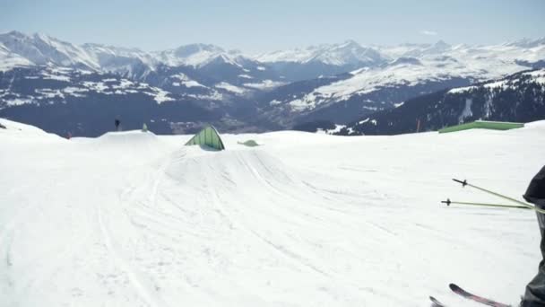 Freestyle lyžování ve Snowparku — Stock video