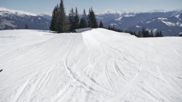 Narciarz w Laax Snowpark — Wideo stockowe