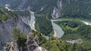 Vadi Nehri ve İsviçre manzara 