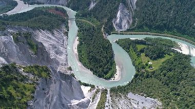 Muhteşem dağ Vadisi Nehri ile 