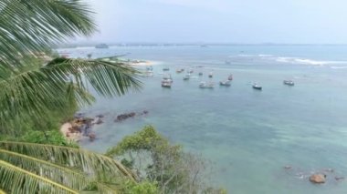 Bazı balıkçı tekneleri Weligama Bay Sri Lanka Hava görüntüleri. 4 k Slowmotion görüntüleri