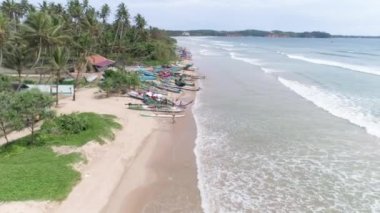 Bazı balıkçı tekneleri Weligama Bay Sri Lanka Hava görüntüleri. 4 k Slowmotion görüntüleri