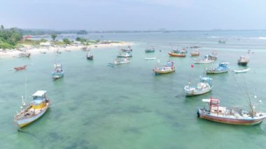 Bazı balıkçı tekneleri Weligama Bay Sri Lanka Hava görüntüleri. 4 k Slowmotion görüntüleri