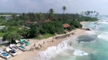 Bazı balıkçı tekneleri Weligama Bay Sri Lanka Hava görüntüleri. 4 k Slowmotion görüntüleri