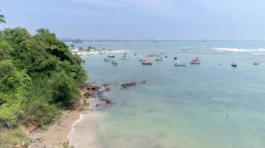 Bazı balıkçı tekneleri Weligama Bay Sri Lanka Hava görüntüleri. 4 k Slowmotion görüntüleri