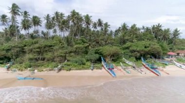 Bazı balıkçı tekneleri Weligama Bay Sri Lanka Hava görüntüleri. 4 k Slowmotion görüntüleri