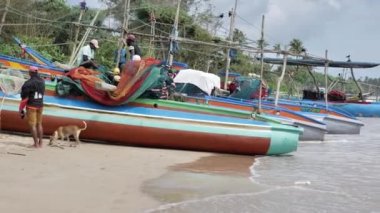 Weligama balıkçı tekne mavi temiz Okyanusu yakınlarındaki görünümünü  