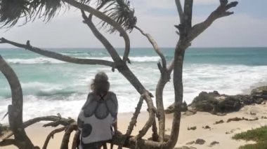 Beach genç kadın elbise mavi okyanusun içinde Weligama Sri Lanka açıklarındaki palmiye ağaçları ile sahil üzerinde