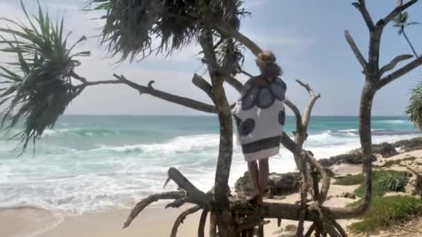 Ung Kvinna Beach Klä Seacoast Med Palmer Blå Havet Weligama — Stockvideo