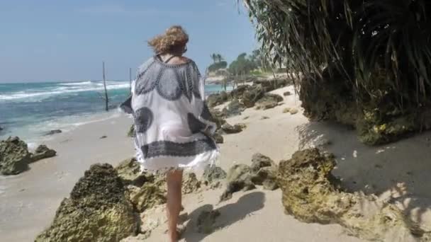 Jovem Mulher Encaracolada Vestido Praia Litoral Oceano Azul Weligama Sri — Vídeo de Stock